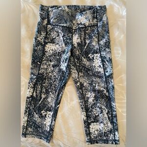 lululemon athletic leggings crop 17”
Blue & white, never worn